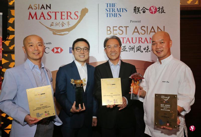获得“最佳亚洲风味餐馆”金奖的三家餐馆得主:(左起)Shinji by Kanesaka主厨押野亘一郎、御宝饮食集团业务发展及项目经理梁德淳和营运经理梁贻菘,以及VLV总厨符兴毅。御园及VLV是双料得主——御宝饮食集团总裁梁智威获荣誉奖,VLV总厨符兴毅获年度厨师奖。(谢智扬摄) 获得“最佳亚洲风味餐馆”金奖的三家餐馆得主:(左起)Shinji by Kanesaka主厨押野亘一郎、御宝饮食集团业务发展及项目经理梁德淳和营运经理梁贻菘,以及VLV总厨符兴毅。御园及VLV是双料得主——御宝饮食集团总裁梁智威获荣誉奖,VLV总厨符兴毅获年度厨师奖。(谢智扬摄)
