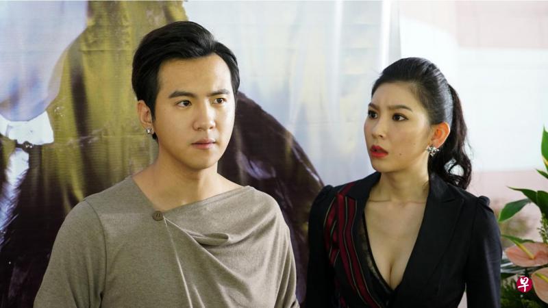 方伟杰在《令伯特烦恼》穿越时空。右为女主角许愫恩,饰演方伟杰学生时代初恋情人。 方伟杰在《令伯特烦恼》穿越时空。右为女主角许愫恩,饰演方伟杰学生时代初恋情人。