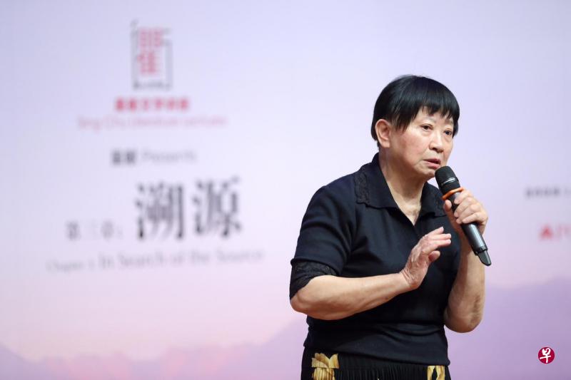 张晓风日前在本地举行题为“溯源”的讲座中,提到她多年前在马六甲见识了白居易笔下的“竹疏衣”。(图片由周星衢基金提供) 张晓风日前在本地举行题为“溯源”的讲座中,提到她多年前在马六甲见识了白居易笔下的“竹疏衣”。(图片由周星衢基金提供)