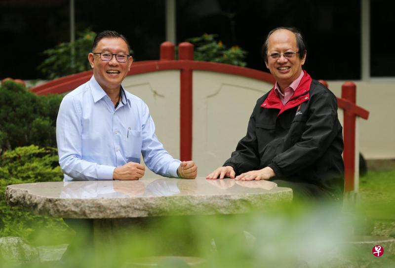 符传丰博士(左)将接任新加坡华文教研中心院长,首任院长陈之权博士(右)继续出任中心学术顾问,两人期待进一步发展教研中心,促进华文教研和学习。(林国明摄) 符传丰博士(左)将接任新加坡华文教研中心院长,首任院长陈之权博士(右)继续出任中心学术顾问,两人期待进一步发展教研中心,促进华文教研和学习。(林国明摄)