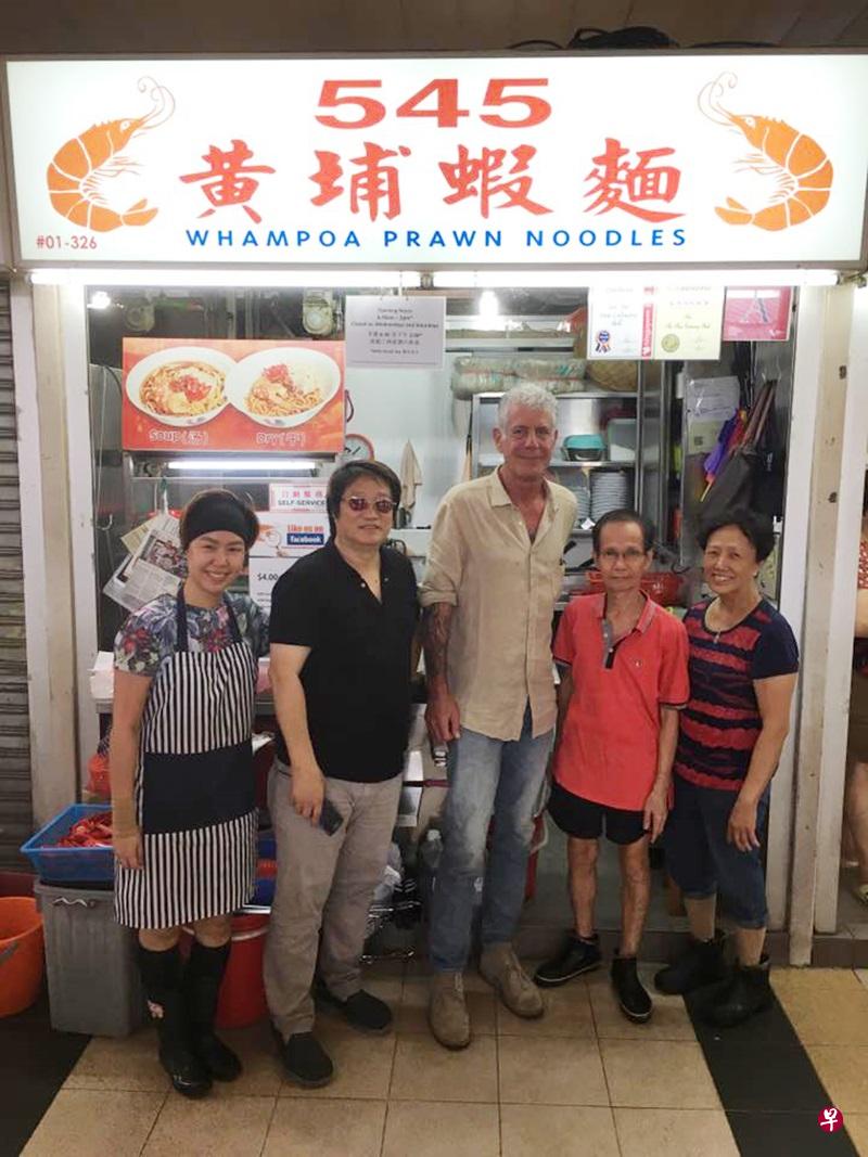 大学毕业的女摊主李瑞芳(左起)、美食家司徒国辉、安东尼波登,与李瑞芳的父母在拍摄后留影。(受访者提供) 大学毕业的女摊主李瑞芳(左起)、美食家司徒国辉、安东尼波登,与李瑞芳的父母在拍摄后留影。(受访者提供)
