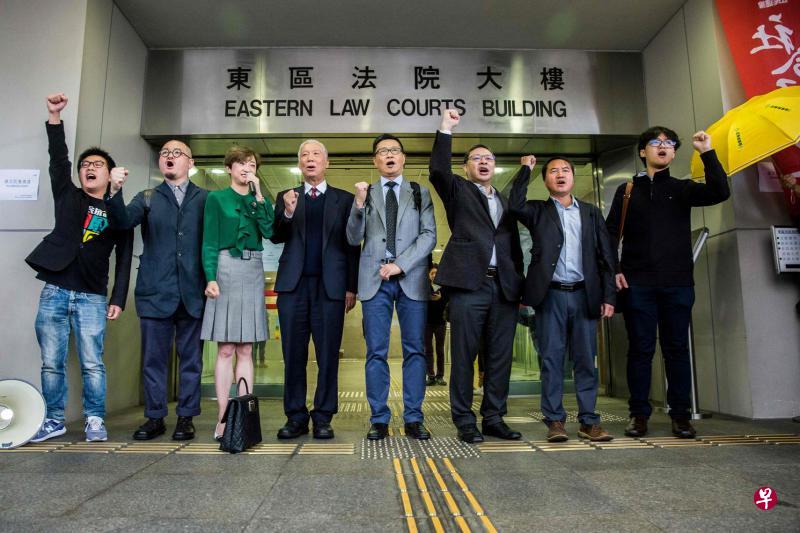 昨天在香港东区裁判法院过堂被起诉的“占领运动”核心成员黄浩铭(左起)、邵家臻、陈淑庄、朱耀明、陈健民、戴耀廷、李永达与张秀贤。还有一名被起诉者钟耀华不在本图内。(法新社) 昨天在香港东区裁判法院过堂被起诉的“占领运动”核心成员黄浩铭(左起)、邵家臻、陈淑庄、朱耀明、陈健民、戴耀廷、李永达与张秀贤。还有一名被起诉者钟耀华不在本图内。(法新社)