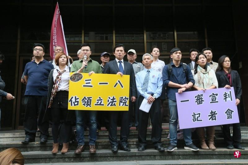 318太阳花学运,黄国昌等22人全部无罪。黄国昌(左四)、林飞帆(左三)、陈为廷(右三)等人在台北地院前举行记者会。(联合新闻网) 318太阳花学运,黄国昌等22人全部无罪。黄国昌(左四)、林飞帆(左三)、陈为廷(右三)等人在台北地院前举行记者会。(联合新闻网)