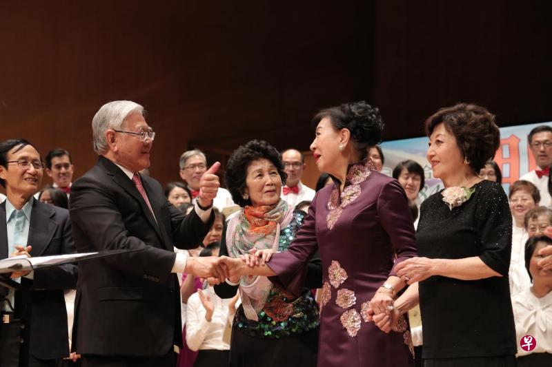 ↑年届90的香港女高音江桦(右二)演出后接受主宾傅春安(左起)、音乐会主席陈毓申和圣乐院院长陈之霞祝贺。 ↑年届90的香港女高音江桦(右二)演出后接受主宾傅春安(左起)、音乐会主席陈毓申和圣乐院院长陈之霞祝贺。