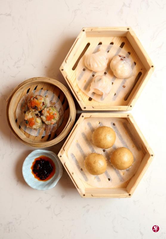 ←点心屋有多种点心选择,包括鸡肉烧卖、水晶虾饺和燕麦核桃包等。 ←点心屋有多种点心选择,包括鸡肉烧卖、水晶虾饺和燕麦核桃包等。