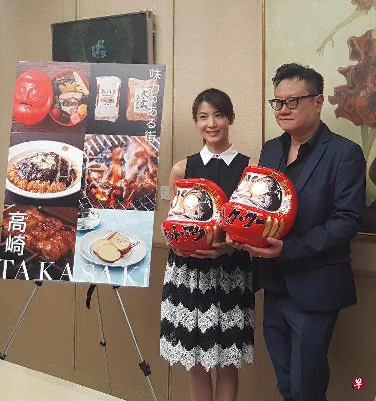 邱金海(右)多年前看了电视剧《小娘惹》后,就“预约”欧萱合作拍片。(Hype Records提供) 邱金海(右)多年前看了电视剧《小娘惹》后,就“预约”欧萱合作拍片。(Hype Records提供)