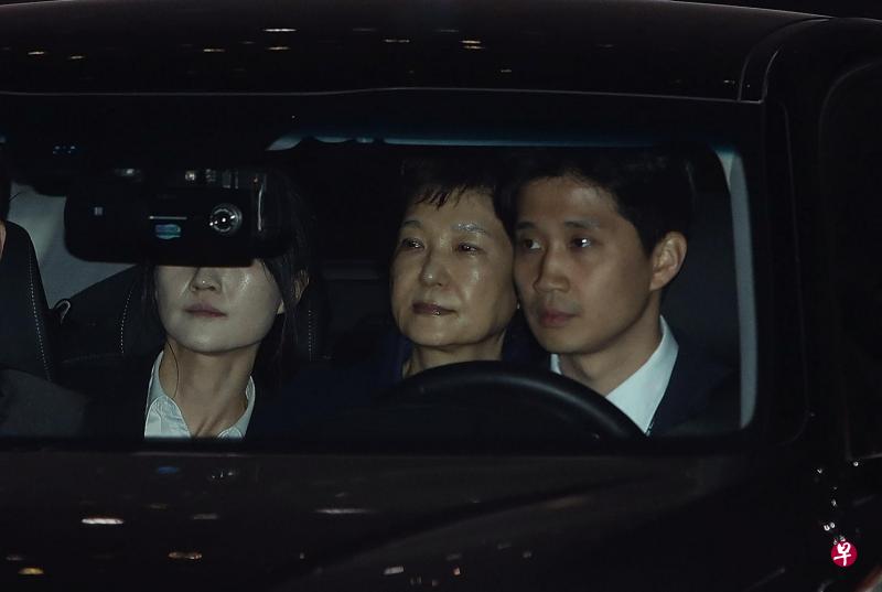 昨天凌晨三时,朴槿惠(右二)从首尔中央地方检察厅移送至首尔看守所。(法新社) 昨天凌晨三时,朴槿惠(右二)从首尔中央地方检察厅移送至首尔看守所。(法新社)