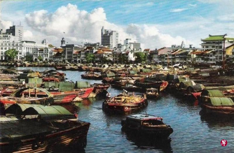 这张明信片的画面，是上世纪60年代繁忙的“吻基”（旧称，Boat Quay）。（网络图）