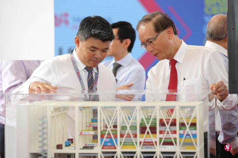 永记总裁辜翼枞(左)向标新局副局长陈德钧展示物流中心的模型。(永记提供) 永记总裁辜翼枞(左)向标新局副局长陈德钧展示物流中心的模型。(永记提供)