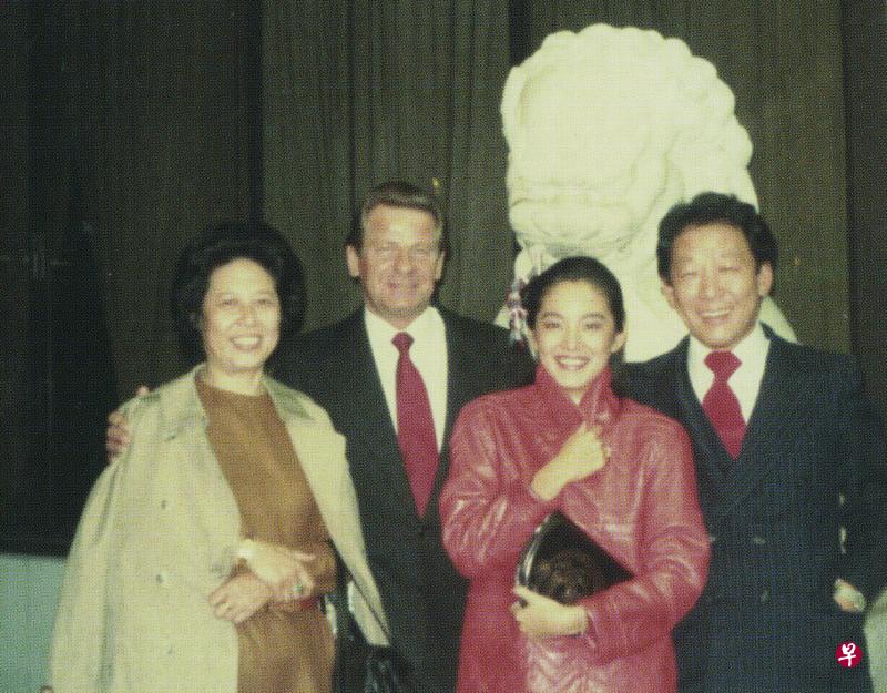 林青霞(右二)和母亲(左一)及友人。 林青霞(右二)和母亲(左一)及友人。