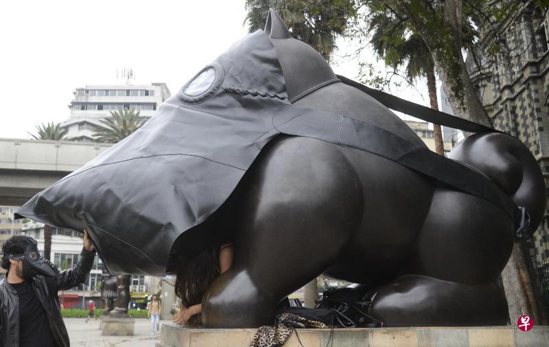 在哥伦比亚麦德林市,环保人士为博特罗的雕塑戴防毒面具,提高人们对空气污染的意识。(法新社) 在哥伦比亚麦德林市,环保人士为博特罗的雕塑戴防毒面具,提高人们对空气污染的意识。(法新社)