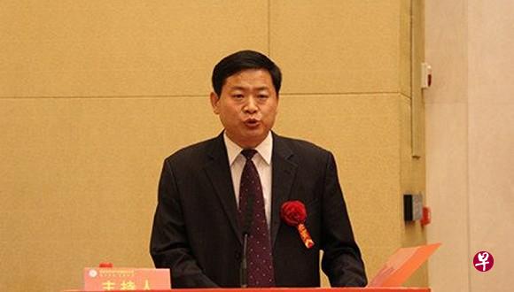 中共河北省保定市雄县前县委书记吴亚飞涉嫌严重违纪,目前正接受组织调查。(互联网) 中共河北省保定市雄县前县委书记吴亚飞涉嫌严重违纪,目前正接受组织调查。(互联网)