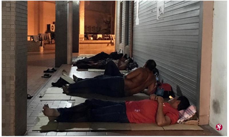 旧戏院五脚基每晚聚集20到30名流浪汉,席地而睡。 旧戏院五脚基每晚聚集20到30名流浪汉,席地而睡。