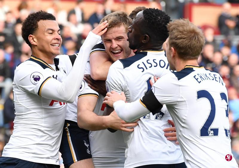 托特纳姆球员拥抱队友迪尔(中),庆祝他为热刺先拔头筹。(路透社) 托特纳姆球员拥抱队友迪尔(中),庆祝他为热刺先拔头筹。(路透社)