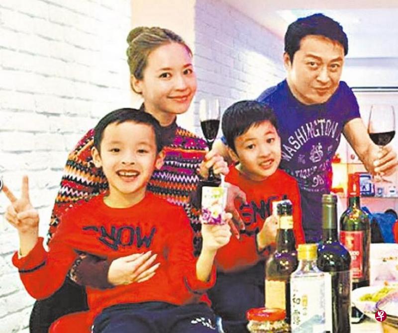 马景涛(右起)大年初一和吴佳尼、两个儿子亲密合影。(取自吴佳尼微博) 马景涛(右起)大年初一和吴佳尼、两个儿子亲密合影。(取自吴佳尼微博)