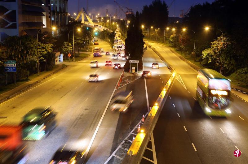清晨6时30分，原停靠在裕廊渡头路中央分界堤的自动化“路障”会往右移动，引导车辆使用右边两条原本供出岛的车道到裕廊岛。（邝启聪摄）