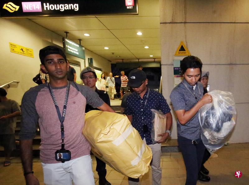 查案警员(左一)带走男子留下的蓝色行李箱,该行李箱已用牛皮纸包裹,原本放在行李箱里面的物品则用塑料袋装起来(右一)。(陈福洲摄) 查案警员(左一)带走男子留下的蓝色行李箱,该行李箱已用牛皮纸包裹,原本放在行李箱里面的物品则用塑料袋装起来(右一)。(陈福洲摄)