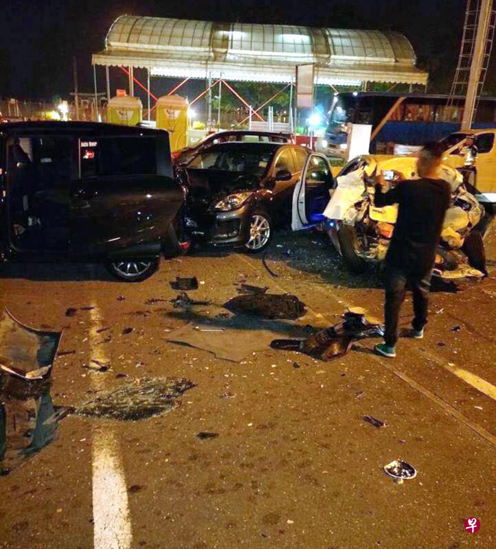 车祸现场满地都是汽车零件和碎片,一辆汽车的车尾被撞得面目全非,两名伤者送院治疗。(取自面簿) 车祸现场满地都是汽车零件和碎片,一辆汽车的车尾被撞得面目全非,两名伤者送院治疗。(取自面簿)