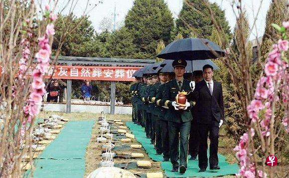 子女为了让父母风光大葬,不惜花大钱办丧礼。(互联网) 子女为了让父母风光大葬,不惜花大钱办丧礼。(互联网)