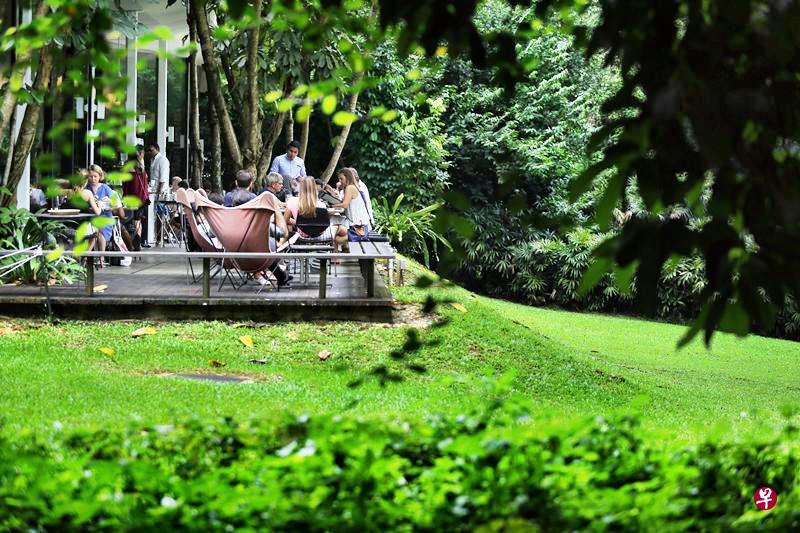 登布西山闹中带静,聚集新加坡与海外知名餐饮,是都市人寻美食与消闲好去处。 登布西山闹中带静,聚集新加坡与海外知名餐饮,是都市人寻美食与消闲好去处。