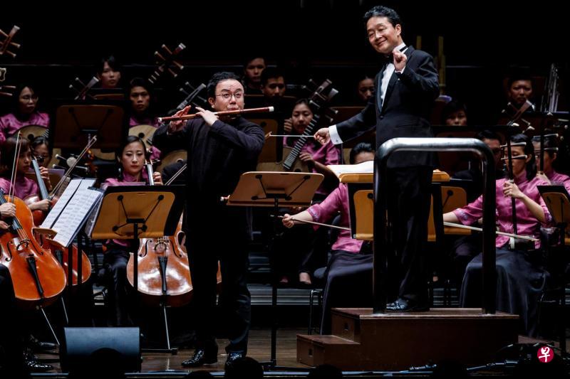 “粤风”音乐会指挥叶聪(前排右起)和笛子演奏家杨伟杰。(新加坡华乐团提供) “粤风”音乐会指挥叶聪(前排右起)和笛子演奏家杨伟杰。(新加坡华乐团提供)