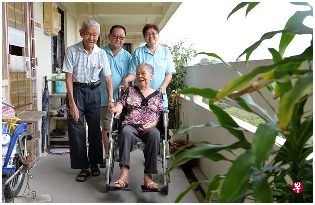两户人家毗邻而居20年,沈裕福夫妻不嫌照顾麻烦,把两老当成父母一样。 两户人家毗邻而居20年,沈裕福夫妻不嫌照顾麻烦,把两老当成父母一样。