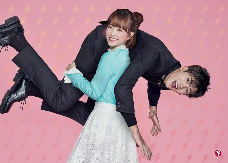 《大力女子都奉顺》的都奉顺(朴宝英饰)是游戏公司CEO安民赫(朴炯植饰)的保镖,两人渐生情愫。(互联网) 《大力女子都奉顺》的都奉顺(朴宝英饰)是游戏公司CEO安民赫(朴炯植饰)的保镖,两人渐生情愫。(互联网)