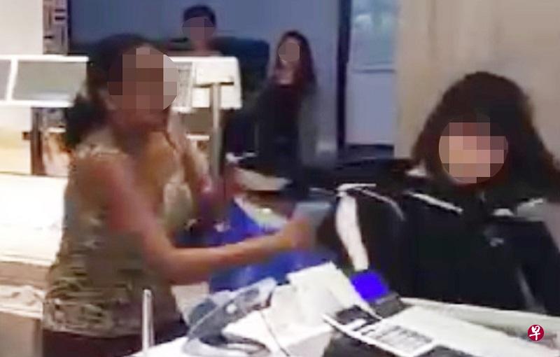 悍妇不分青红皂白捶打两名女店员。(截取网上视频) 悍妇不分青红皂白捶打两名女店员。(截取网上视频)