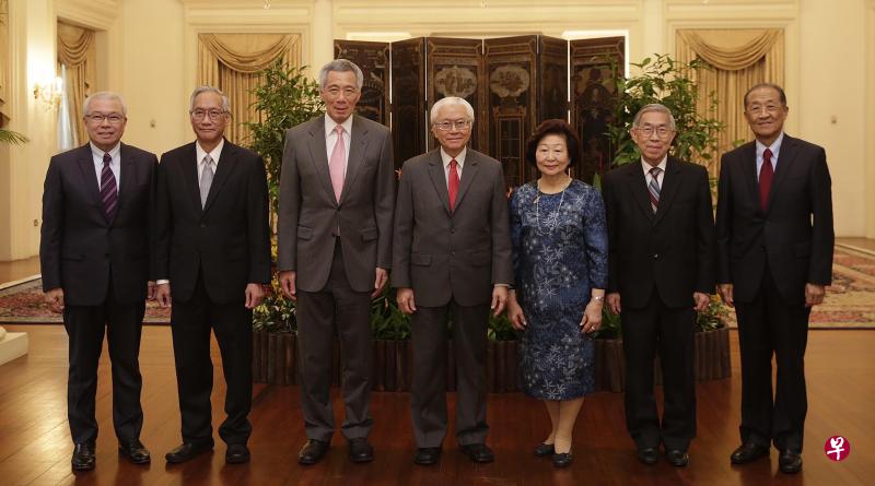 陈庆炎总统(中)昨天在总统顾问理事会宣誓仪式后,与观礼的李显龙总理(左三)、总统夫人徐美娟(右三)及法官赵锡燊(右二)与理事会成员合照,包括新受委的蔡天宝(左起)以及重新受委的林子安和李庆言。 陈庆炎总统(中)昨天在总统顾问理事会宣誓仪式后,与观礼的李显龙总理(左三)、总统夫人徐美娟(右三)及法官赵锡燊(右二)与理事会成员合照,包括新受委的蔡天宝(左起)以及重新受委的林子安和李庆言。