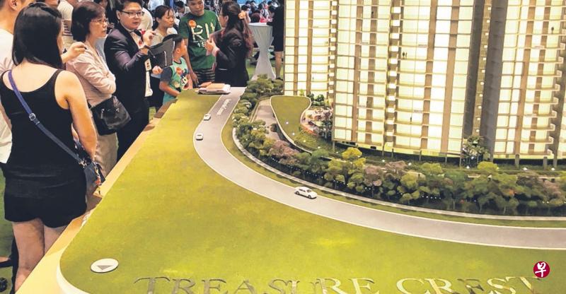 位于蔡厝港的万乐轩(Wandervale)和位于盛港一带的万宝园(Treasure Crest)是去年最畅销的EC项目,共卖出了1001个单位。图为万宝园示范 销售展厅的热闹情况。(档案照片) 位于蔡厝港的万乐轩(Wandervale)和位于盛港一带的万宝园(Treasure Crest)是去年最畅销的EC项目,共卖出了1001个单位。图为万宝园示范 销售展厅的热闹情况。(档案照片)