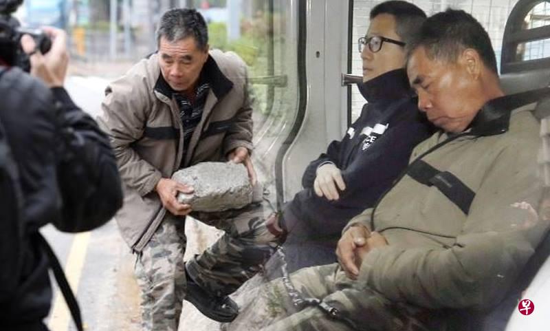 被告钟连辉早前被警方解往西九龙法院应讯,他离开法庭时向在场采访的记者施袭,导致对方受伤。(互联网) 被告钟连辉早前被警方解往西九龙法院应讯,他离开法庭时向在场采访的记者施袭,导致对方受伤。(互联网)