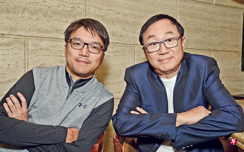 许思维(左)除了继承父亲许冠文衣钵当导演,也担任爸爸的经理人。(明报图) 许思维(左)除了继承父亲许冠文衣钵当导演,也担任爸爸的经理人。(明报图)