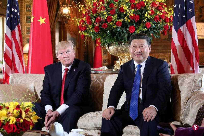 特朗普（左）在海湖庄园迎接习近平。（路透社）