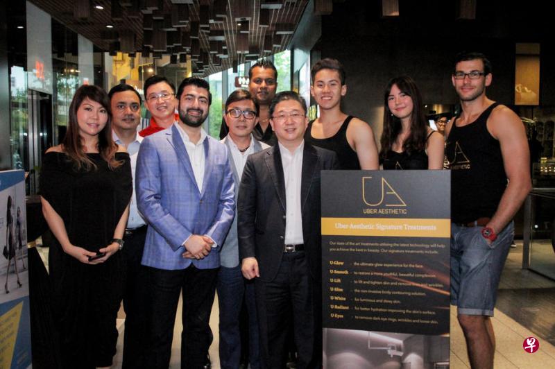 (前排右起)韩国美学与抗衰老医学协会会长权韩真医生、Global Wellness集团执行总裁Abhit Sud和Uber-Aesthetics旗舰店首席执行长Connie Koh在开幕礼上合影。(主办方提供) (前排右起)韩国美学与抗衰老医学协会会长权韩真医生、Global Wellness集团执行总裁Abhit Sud和Uber-Aesthetics旗舰店首席执行长Connie Koh在开幕礼上合影。(主办方提供)