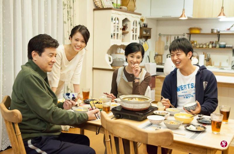 在《求职家族》,三浦友和(左起)、前田敦子、黑木瞳与工藤阿须加,一家四口全面临求职问题。(星和视界提供) 在《求职家族》,三浦友和(左起)、前田敦子、黑木瞳与工藤阿须加,一家四口全面临求职问题。(星和视界提供)