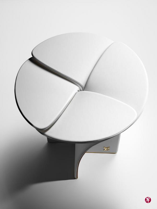 日本设计师吉冈德仁的花朵皮凳。 日本设计师吉冈德仁的花朵皮凳。