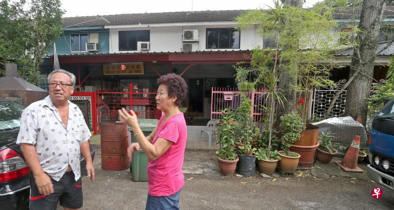 张先生和太太是30户仍居住在芽笼三巷的居民之一。(星期日时报) 张先生和太太是30户仍居住在芽笼三巷的居民之一。(星期日时报)