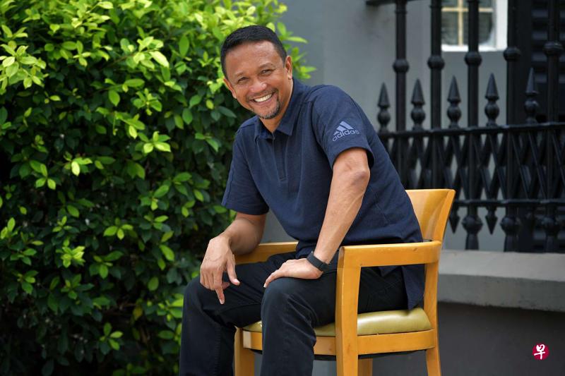 的主教练,负责培养新血。(《海峡时报》) 的主教练,负责培养新血。(《海峡时报》)