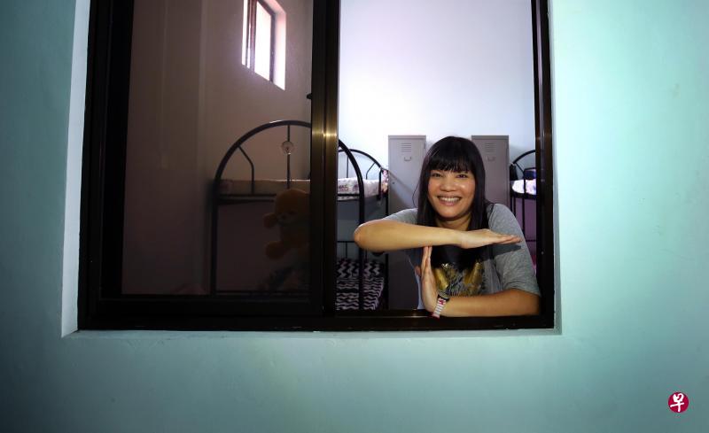蔡若丝拍照时喜欢同肢体摆一个“T”,这字母既象征跨性别者(Transgender),也代表她和已故姐姐一起创立的T-Project庇护所。 蔡若丝拍照时喜欢同肢体摆一个“T”,这字母既象征跨性别者(Transgender),也代表她和已故姐姐一起创立的T-Project庇护所。