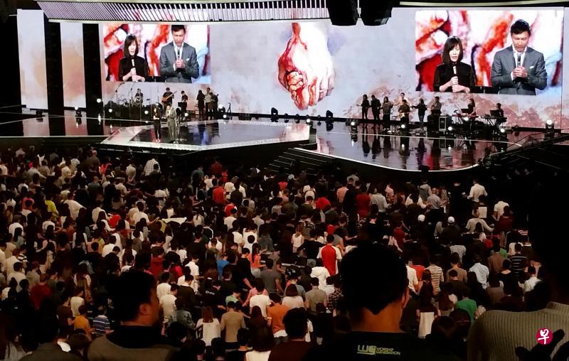 康希与妻子何耀珊昨天现身教会崇拜聚会,康希发表两次演讲,多次道歉,过程中也一度哽咽。 康希与妻子何耀珊昨天现身教会崇拜聚会,康希发表两次演讲,多次道歉,过程中也一度哽咽。