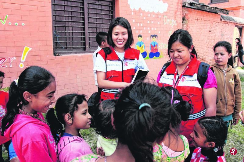 国际救援组织救助儿童会2011年即已在新加坡设立区域办事处。图为该会工作人员去年在尼泊尔地震后前往救灾、了解孩童的需求。(救助儿童会提供) 国际救援组织救助儿童会2011年即已在新加坡设立区域办事处。图为该会工作人员去年在尼泊尔地震后前往救灾、了解孩童的需求。(救助儿童会提供)