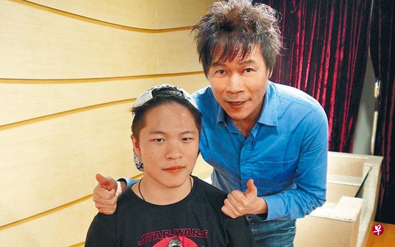 洪荣宏(右)与16岁儿子洪亮为演唱会彩排。(中国时报图) 洪荣宏(右)与16岁儿子洪亮为演唱会彩排。(中国时报图)