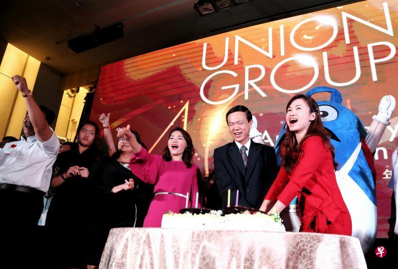 麦波申区国会议员陈佩玲(右起)、优联能源集团主席张建安和总裁张淑芬、周六晚在醉花林俱乐部欢庆集团成立40周年。(徐颖荃摄) 麦波申区国会议员陈佩玲(右起)、优联能源集团主席张建安和总裁张淑芬、周六晚在醉花林俱乐部欢庆集团成立40周年。(徐颖荃摄)