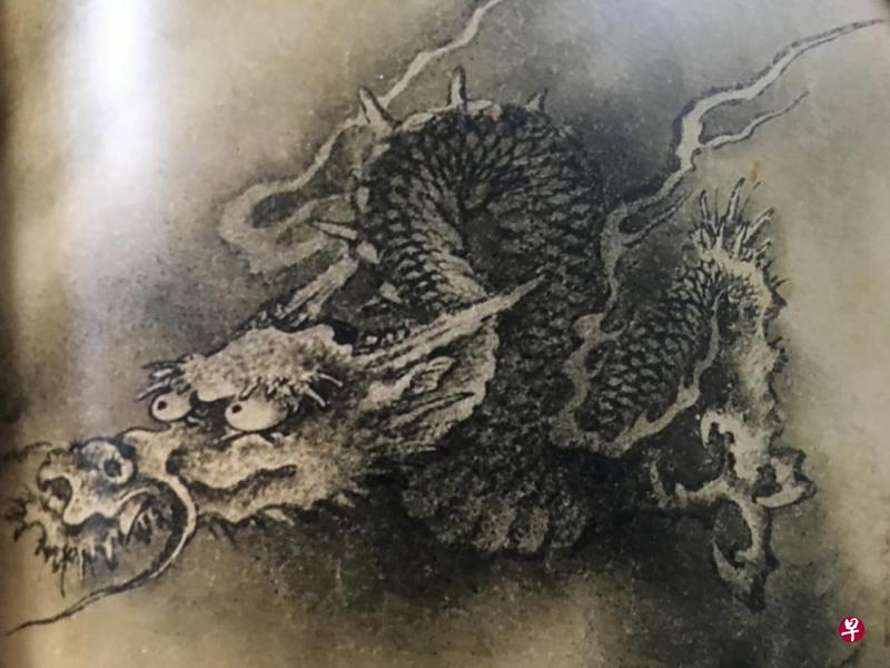 拍卖近7000万新元的南宋陈容《六龙图》局部,可以见到长满尖刺的龙肘,还有满是尖刺的龙头下颚、龙眉;以及耸立尖椎刺的龙背,气势凌厉,具有与众不同的峥嵘。 拍卖近7000万新元的南宋陈容《六龙图》局部,可以见到长满尖刺的龙肘,还有满是尖刺的龙头下颚、龙眉;以及耸立尖椎刺的龙背,气势凌厉,具有与众不同的峥嵘。