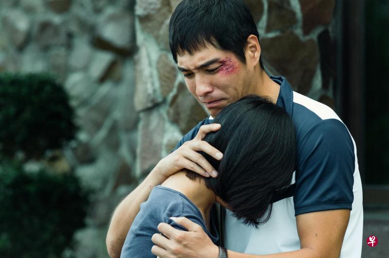 蓝正龙(右)饰演关键人物学务主任。(新电信提供) 蓝正龙(右)饰演关键人物学务主任。(新电信提供)