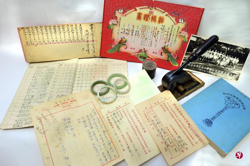 ▲福建会馆为了丰富“乡情”文化展览的内容,找出许多有故事的旧文物,包括捐款记录、收租簿、会议通告、会员表格、集体结婚表格、结婚证书、红白事捐款信函、南侨女中特刊、会馆印章,还有出土玉手镯等。(周柏荣摄) ▲福建会馆为了丰富“乡情”文化展览的内容,找出许多有故事的旧文物,包括捐款记录、收租簿、会议通告、会员表格、集体结婚表格、结婚证书、红白事捐款信函、南侨女中特刊、会馆印章,还有出土玉手镯等。(周柏荣摄)