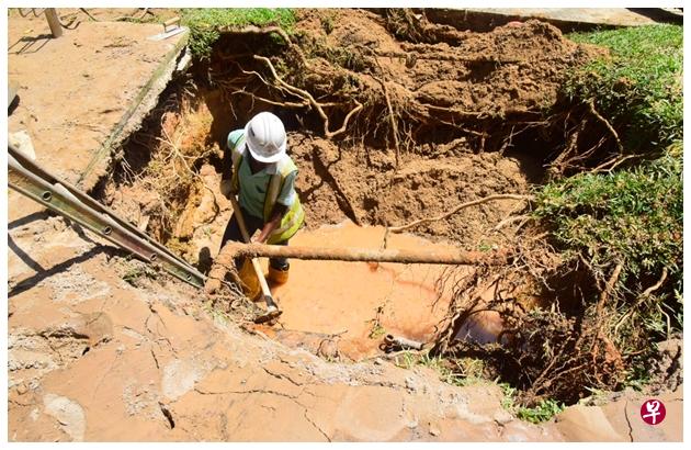 工作人员正如火如荼地进行抢修工作,预计今天下午修复爆裂的水管。 工作人员正如火如荼地进行抢修工作,预计今天下午修复爆裂的水管。