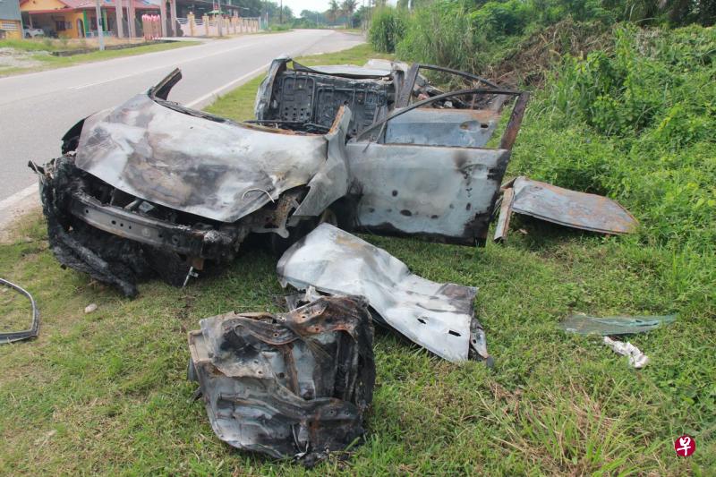 轿车被大火吞噬后烧成废铁。(中国报) 轿车被大火吞噬后烧成废铁。(中国报)