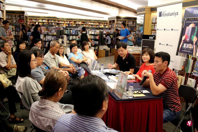 绘本作家阿果（右）与学者衣若芬（右二）参与了早报书选系列对谈会。本报副刊《文艺城》编辑谢裕民（右三）是对谈会主持人。