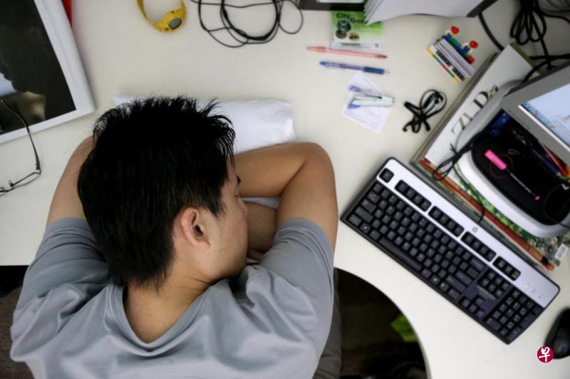 根据调查,新加坡人的睡眠质量在全球排名倒数第三,平均每晚睡6.56个小时。(档案照片) 根据调查,新加坡人的睡眠质量在全球排名倒数第三,平均每晚睡6.56个小时。(档案照片)